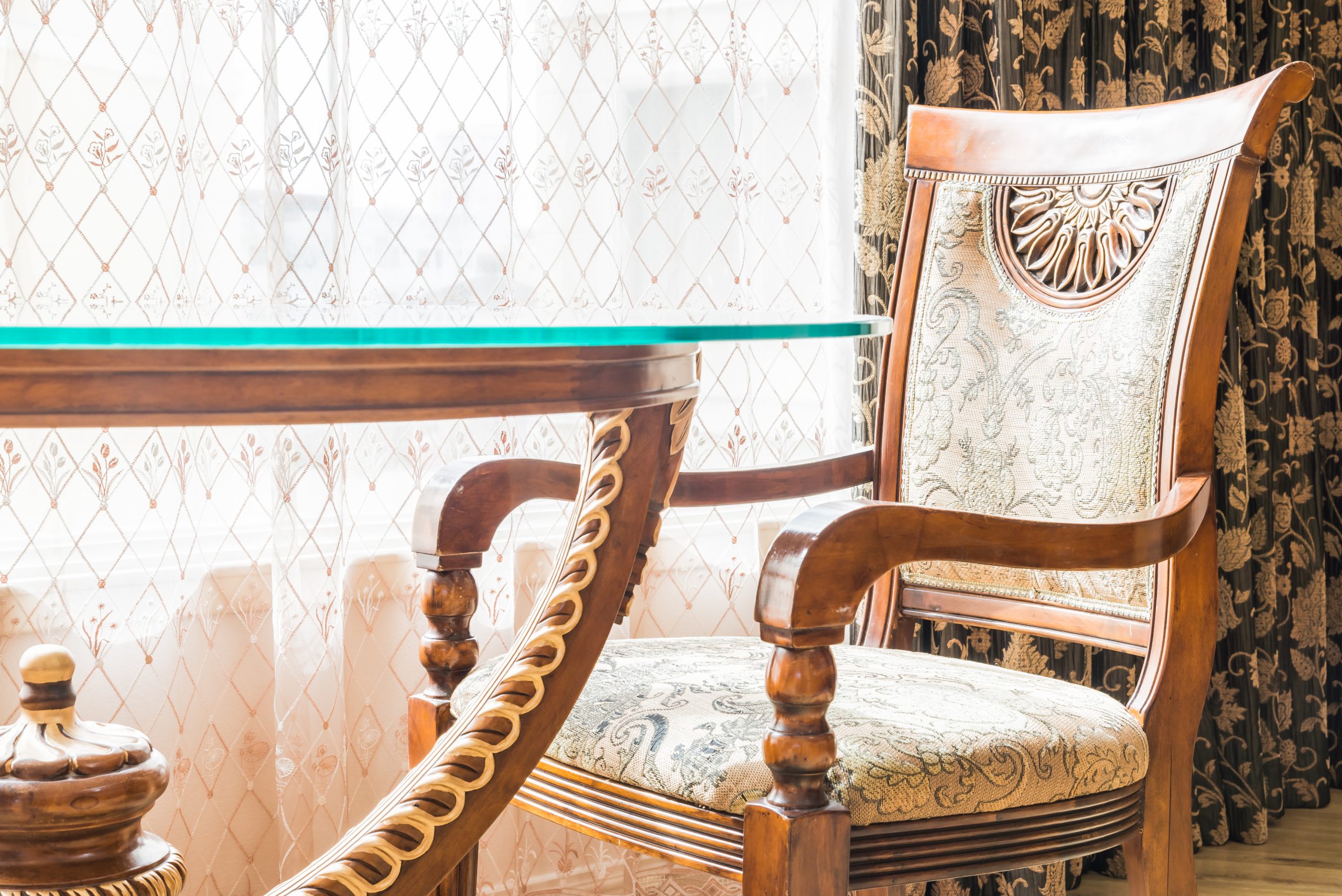 chaise-fauteuil-tissu-bois-luxe-artisanat